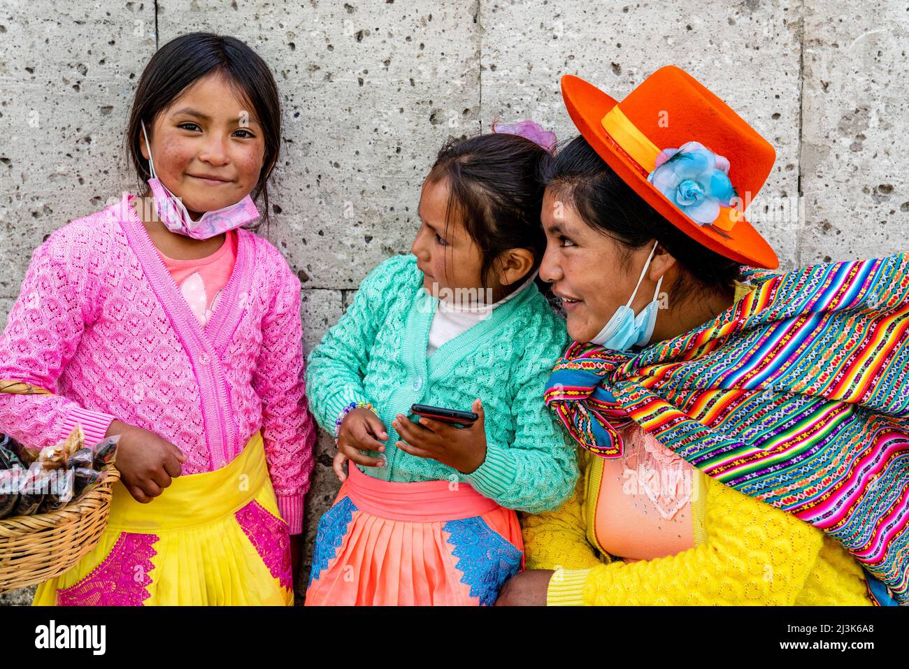 Un Ritratto di una madre e dei suoi figli (Honey Sellers) per le strade di Arequipa, Regione di Arequipa, Perù. Foto Stock