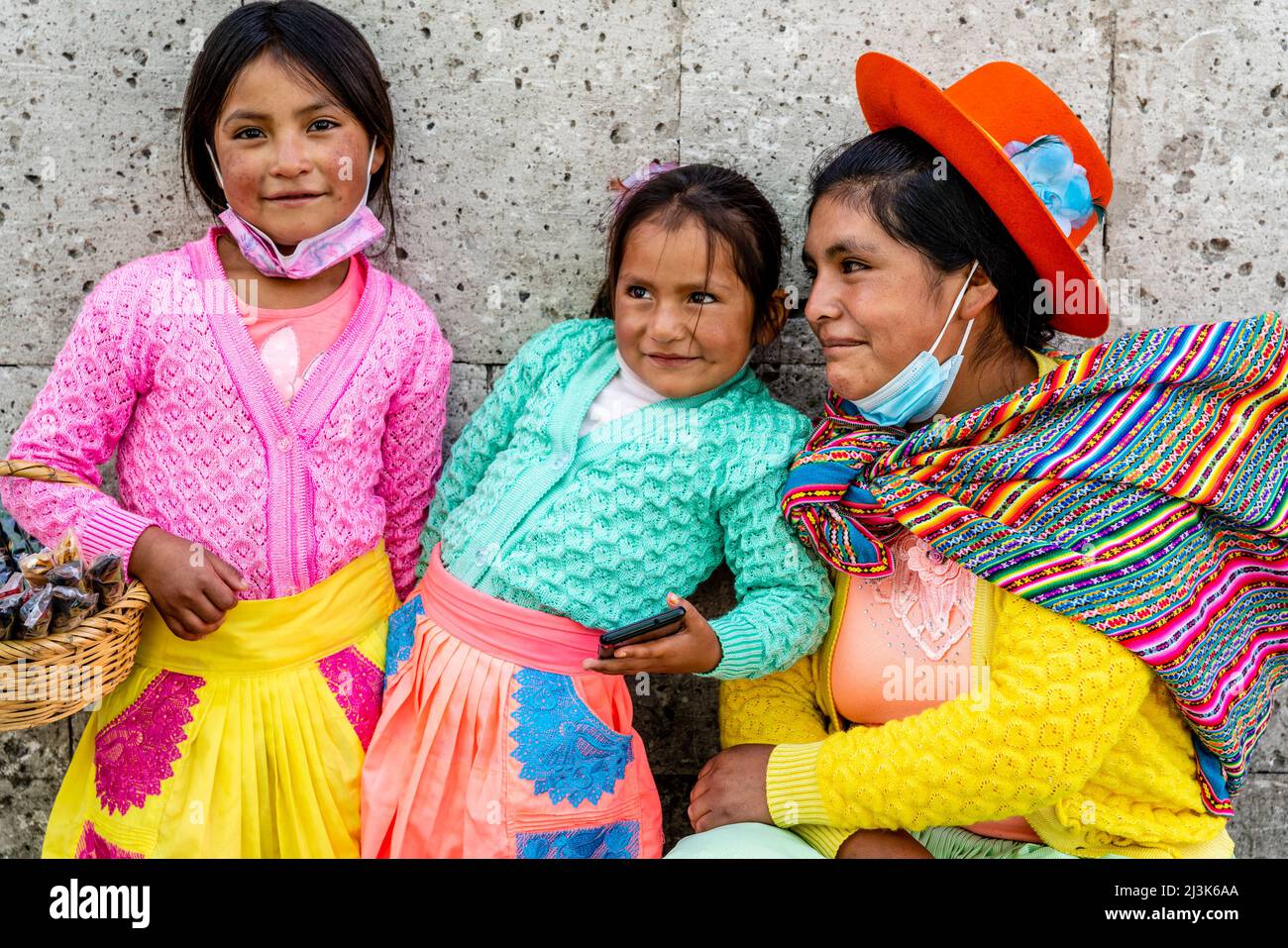 Un Ritratto di una madre e dei suoi figli (Honey Sellers) per le strade di Arequipa, Regione di Arequipa, Perù. Foto Stock