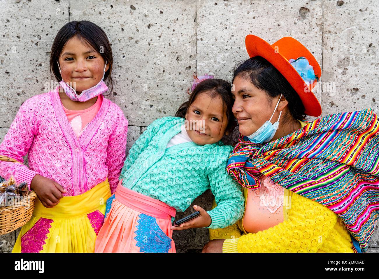 Un Ritratto di una madre e dei suoi figli (Honey Sellers) per le strade di Arequipa, Regione di Arequipa, Perù. Foto Stock