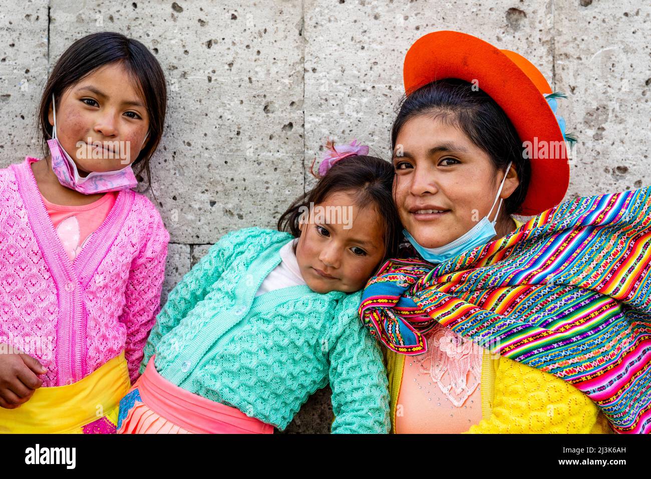 Un Ritratto di una madre e dei suoi figli (Honey Sellers) per le strade di Arequipa, Regione di Arequipa, Perù. Foto Stock