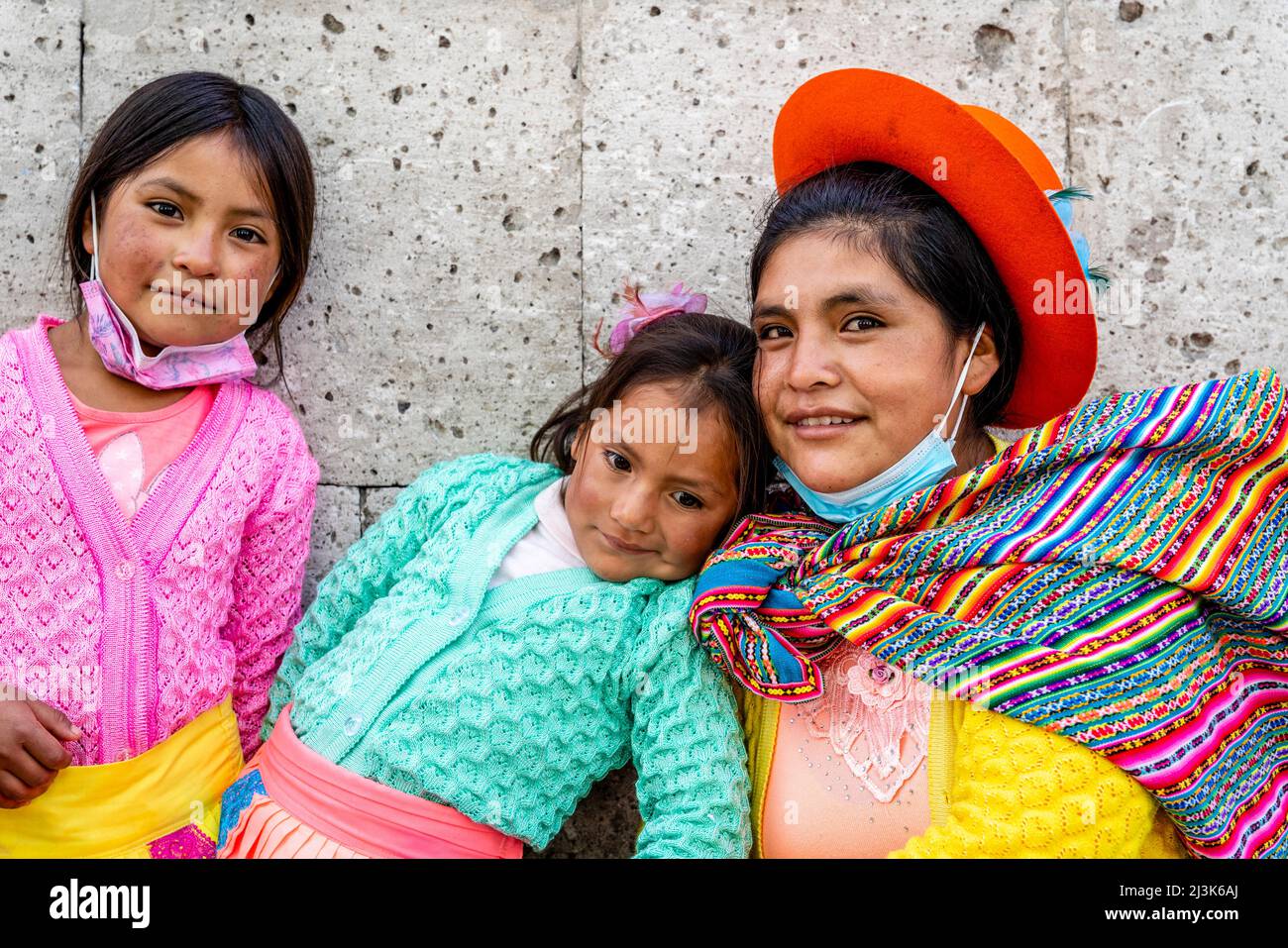 Un Ritratto di una madre e dei suoi figli (Honey Sellers) per le strade di Arequipa, Regione di Arequipa, Perù. Foto Stock