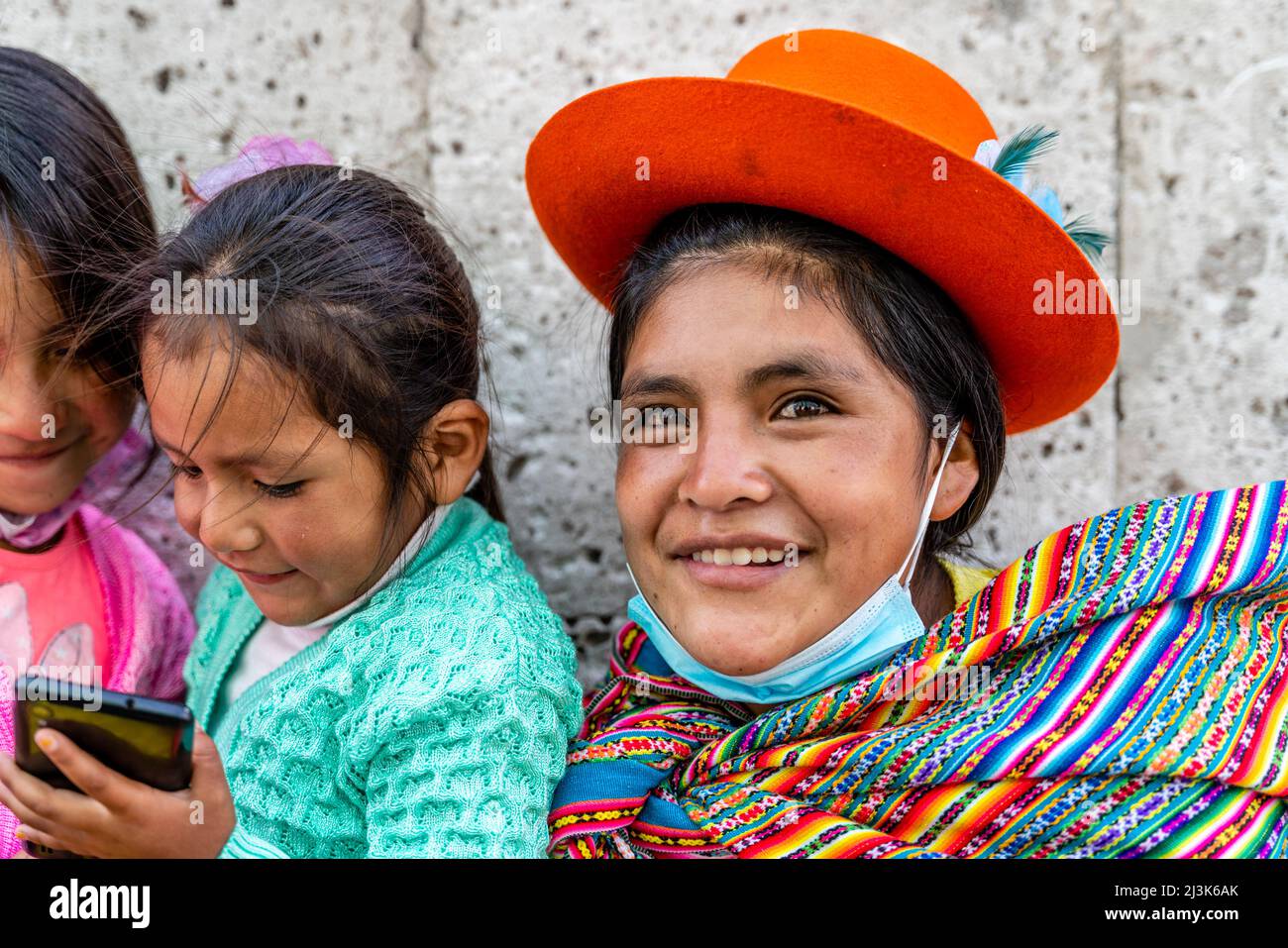 Un Ritratto di una madre e dei suoi figli (Honey Sellers) per le strade di Arequipa, Regione di Arequipa, Perù. Foto Stock