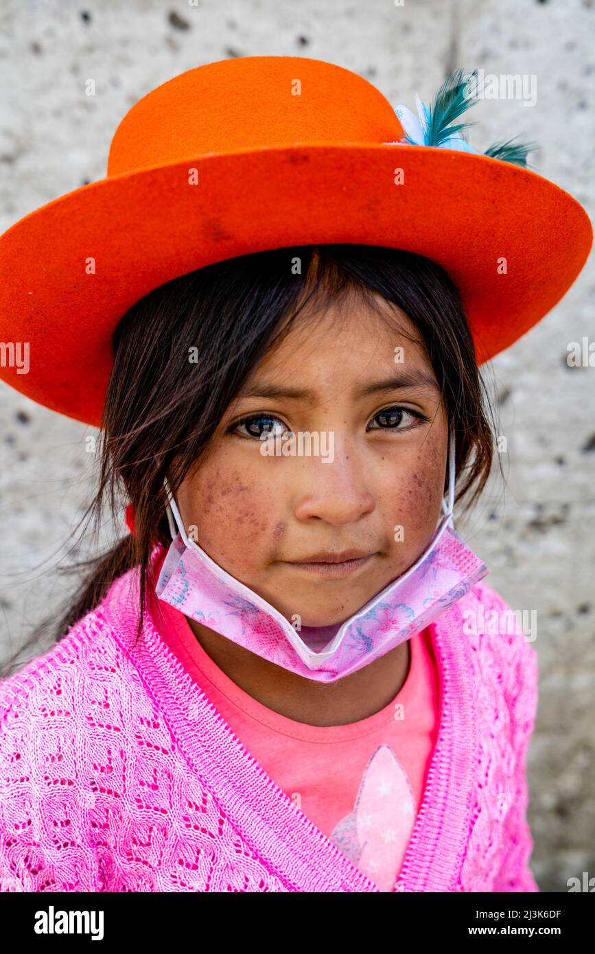 Un Ritratto di un bambino in strada (parte di un gruppo di famiglia che vende spuntini e miele), Arequipa, regione di Arequipa, Perù. Foto Stock