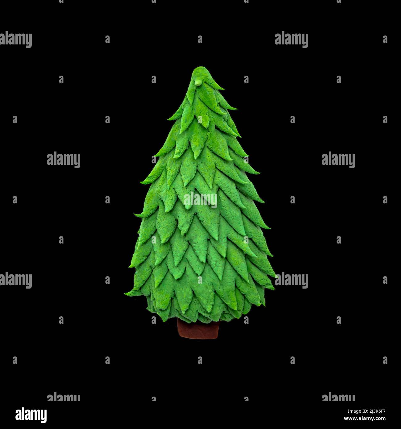 Albero di Natale plastilina, isolato su nero. Clipart per collage. Foto Stock