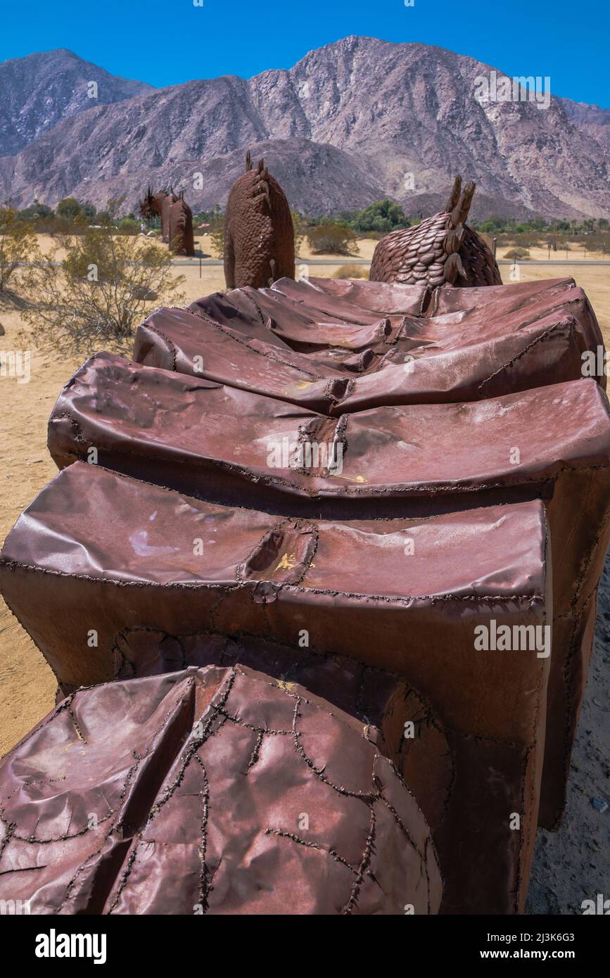 Il serpente di Borrego Springs è la scultura più grande della vita di Ricard Breceda nei prati della Galleta nella città di Borrego Springs, California. Foto Stock