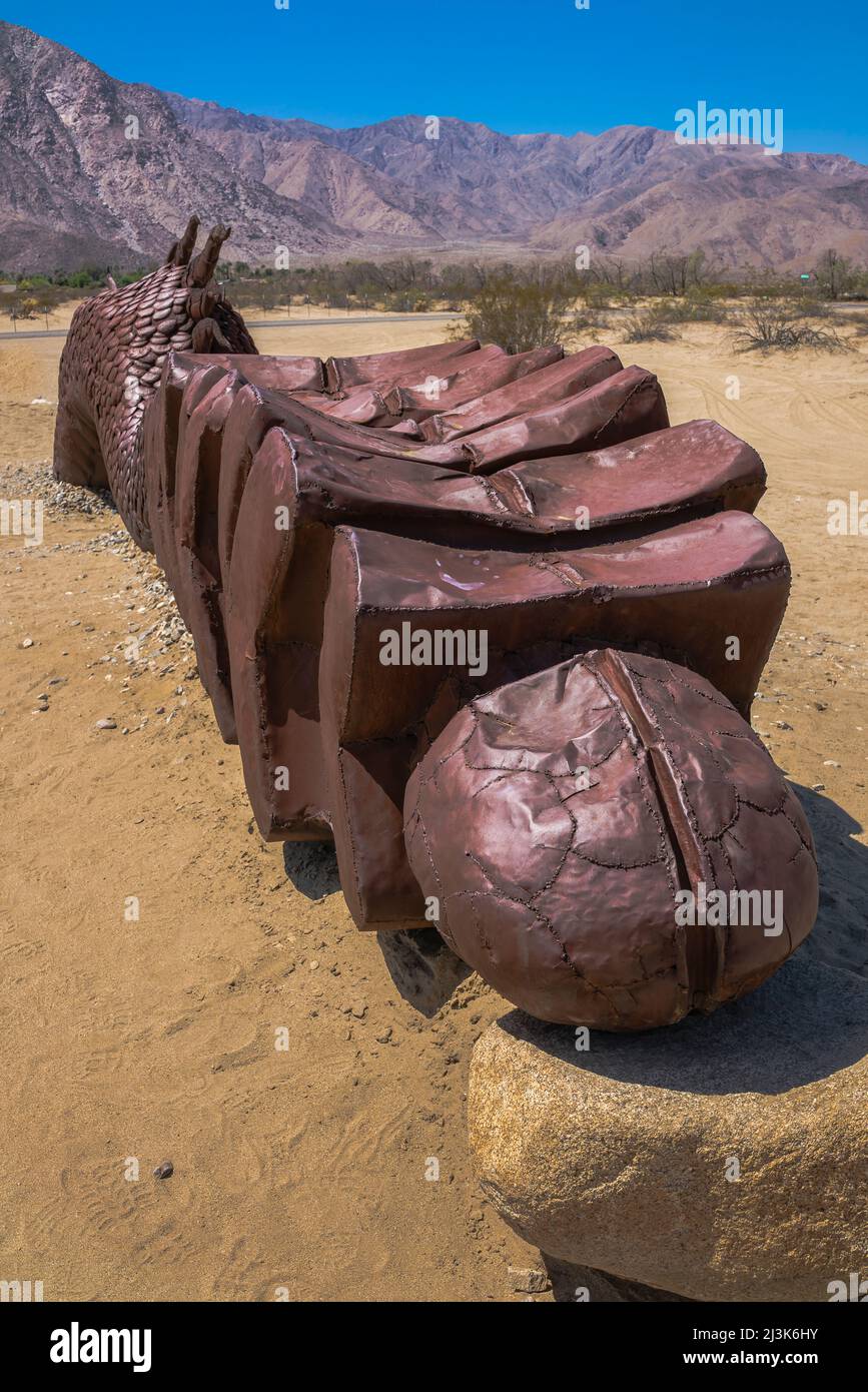 Il serpente di Borrego Springs è la scultura più grande della vita di Ricard Breceda nei prati della Galleta nella città di Borrego Springs, California. Foto Stock