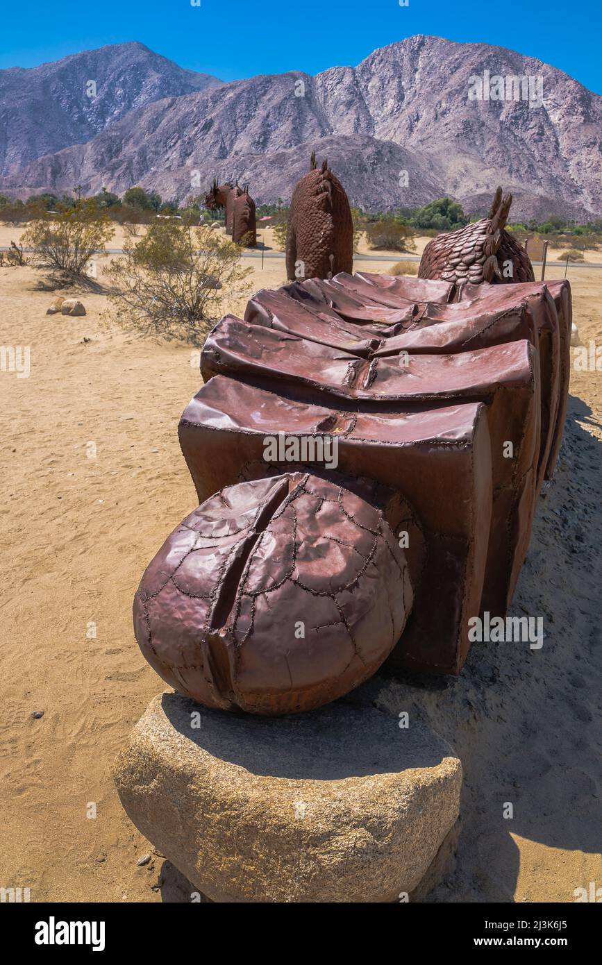 Il serpente di Borrego Springs è la scultura più grande della vita di Ricard Breceda nei prati della Galleta nella città di Borrego Springs, California. Foto Stock