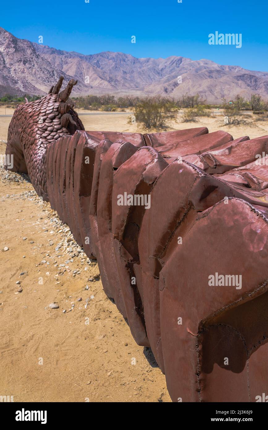 Il serpente di Borrego Springs è la scultura più grande della vita di Ricard Breceda nei prati della Galleta nella città di Borrego Springs, California. Foto Stock