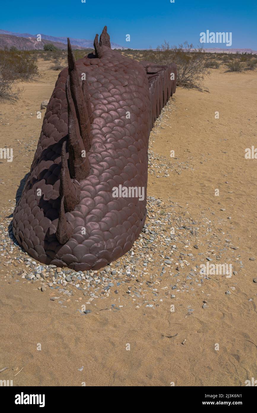 Il serpente di Borrego Springs è la scultura più grande della vita di Ricard Breceda nei prati della Galleta nella città di Borrego Springs, California. Foto Stock