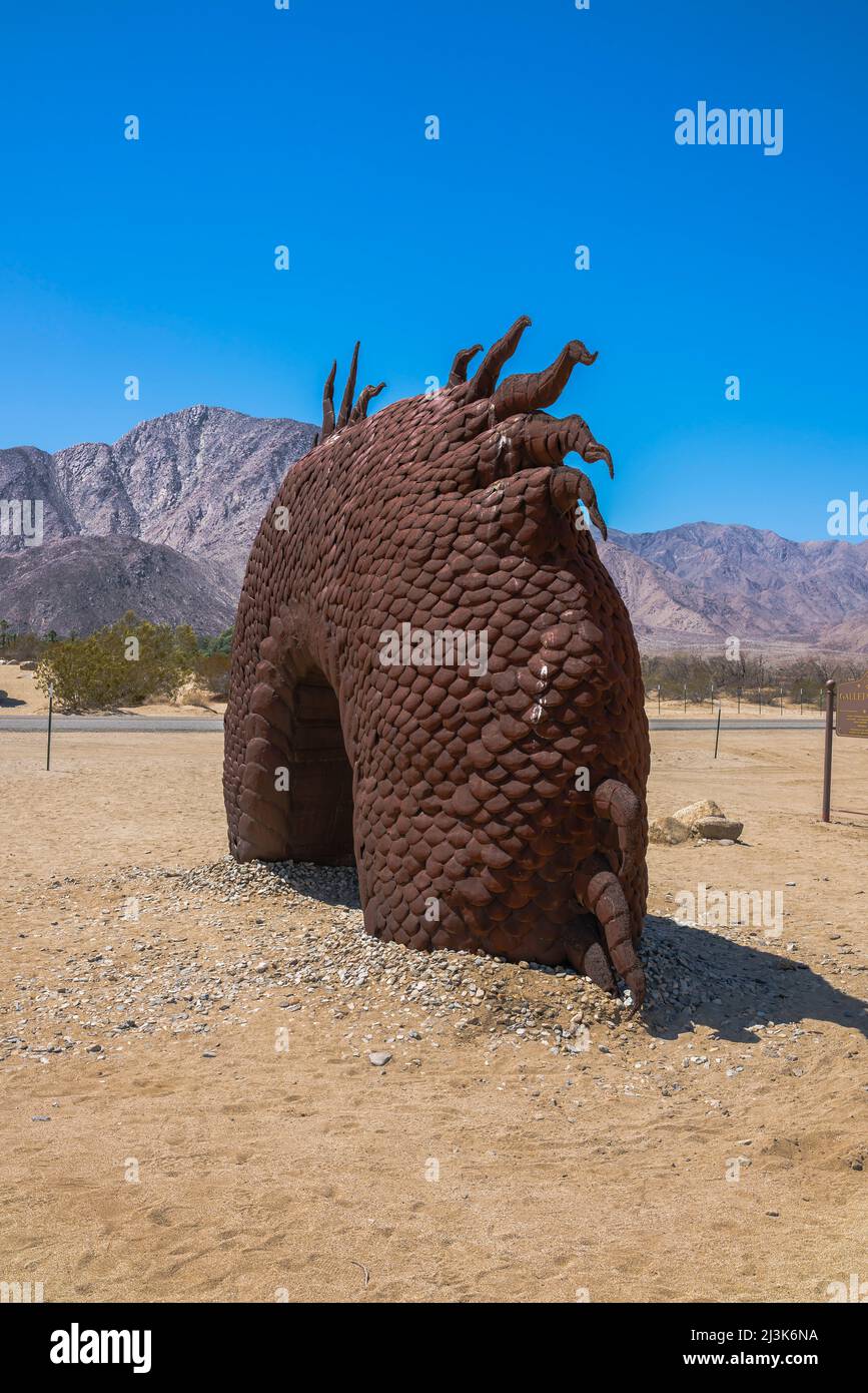 Il serpente di Borrego Springs è la scultura più grande della vita di Ricard Breceda nei prati della Galleta nella città di Borrego Springs, California. Foto Stock