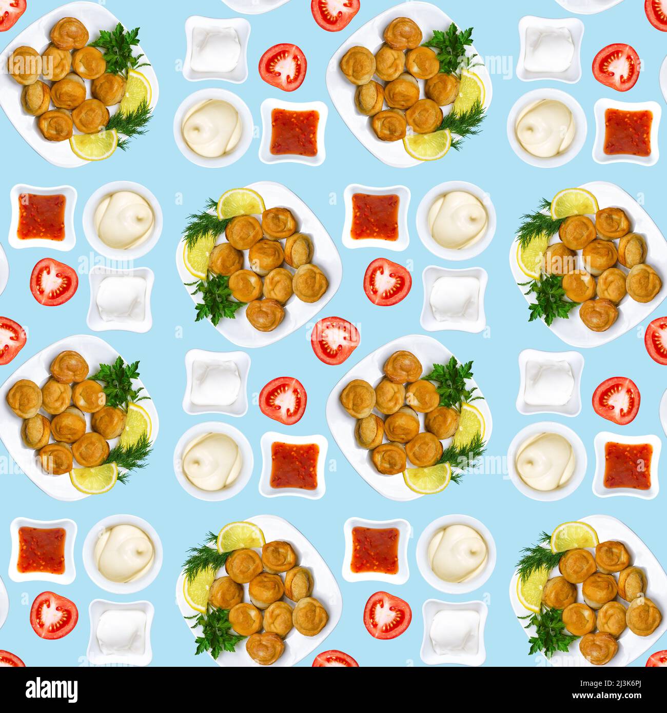 Gnocchi russi fritti con tre tipi diversi di salsa, limone e pomodoro. Gnocchi fritti con carne su sfondo quadrato blu pastello chiaro Foto Stock