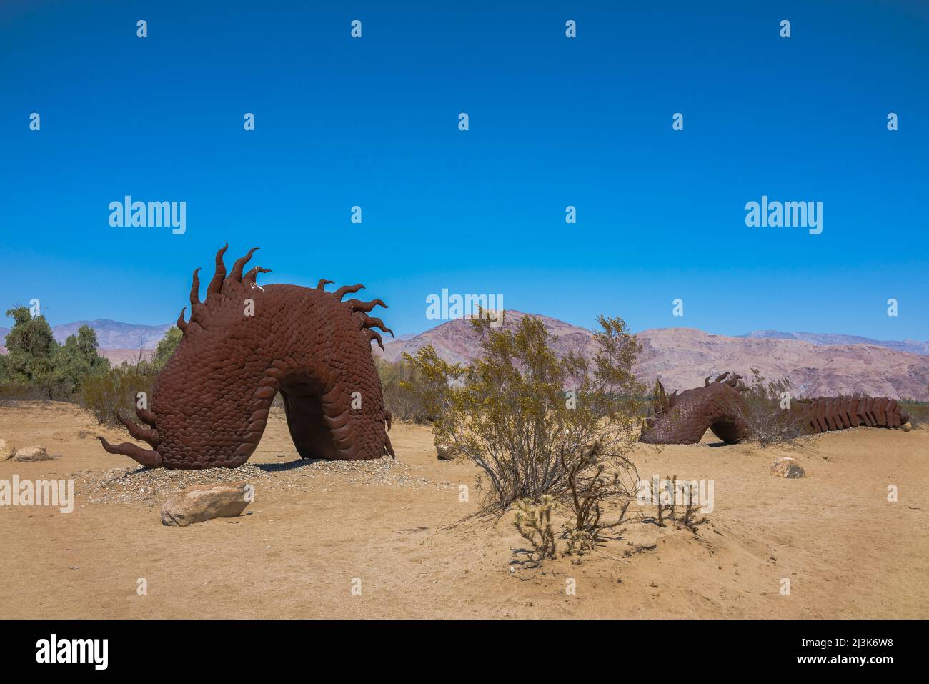 Il serpente di Borrego Springs è la scultura più grande della vita di Ricard Breceda nei prati della Galleta nella città di Borrego Springs, California. Foto Stock