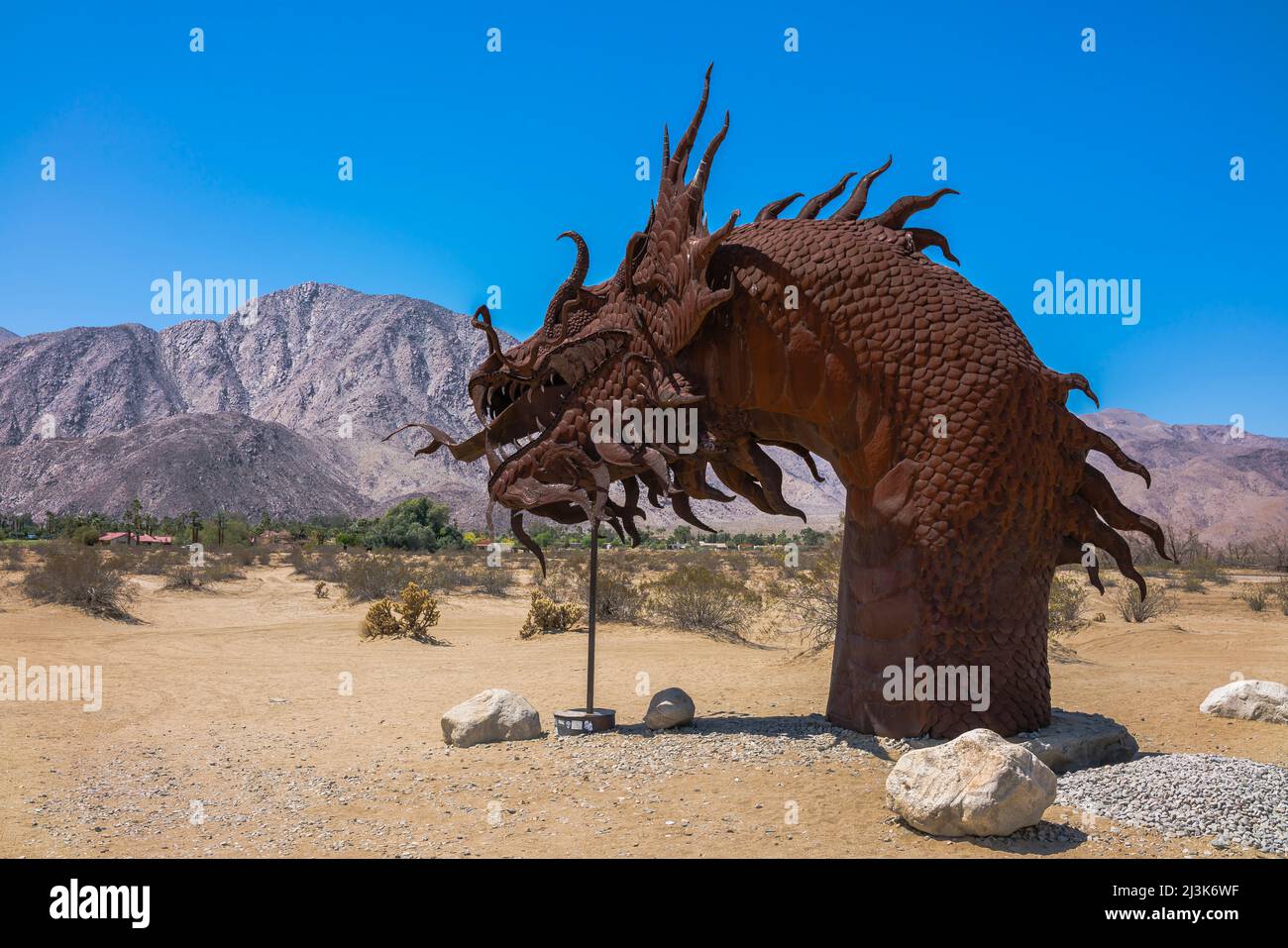 Il serpente di Borrego Springs è la scultura più grande della vita di Ricard Breceda nei prati della Galleta nella città di Borrego Springs, California. Foto Stock