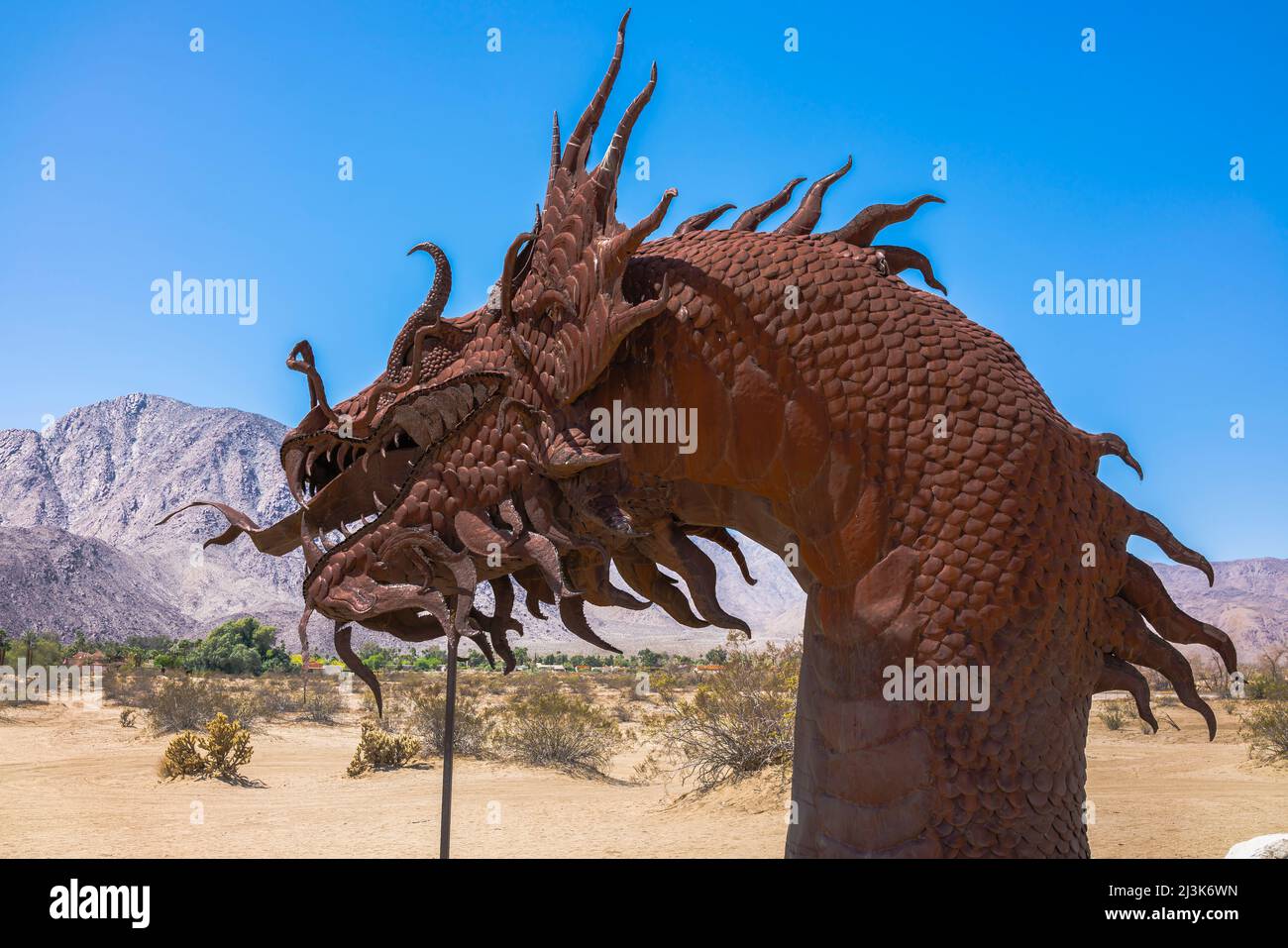 Il serpente di Borrego Springs è la scultura più grande della vita di Ricard Breceda nei prati della Galleta nella città di Borrego Springs, California. Foto Stock