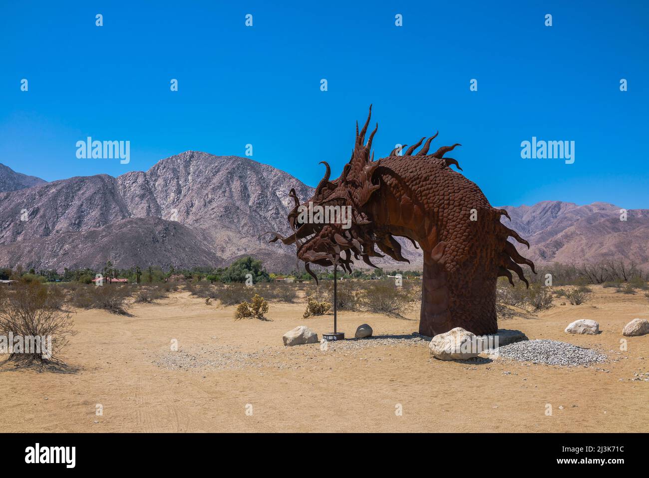 Il serpente di Borrego Springs è la scultura più grande della vita di Ricard Breceda nei prati della Galleta nella città di Borrego Springs, California. Foto Stock