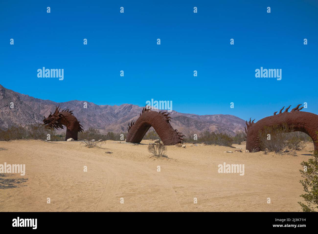Il serpente di Borrego Springs è la scultura più grande della vita di Ricard Breceda nei prati della Galleta nella città di Borrego Springs, California. Foto Stock