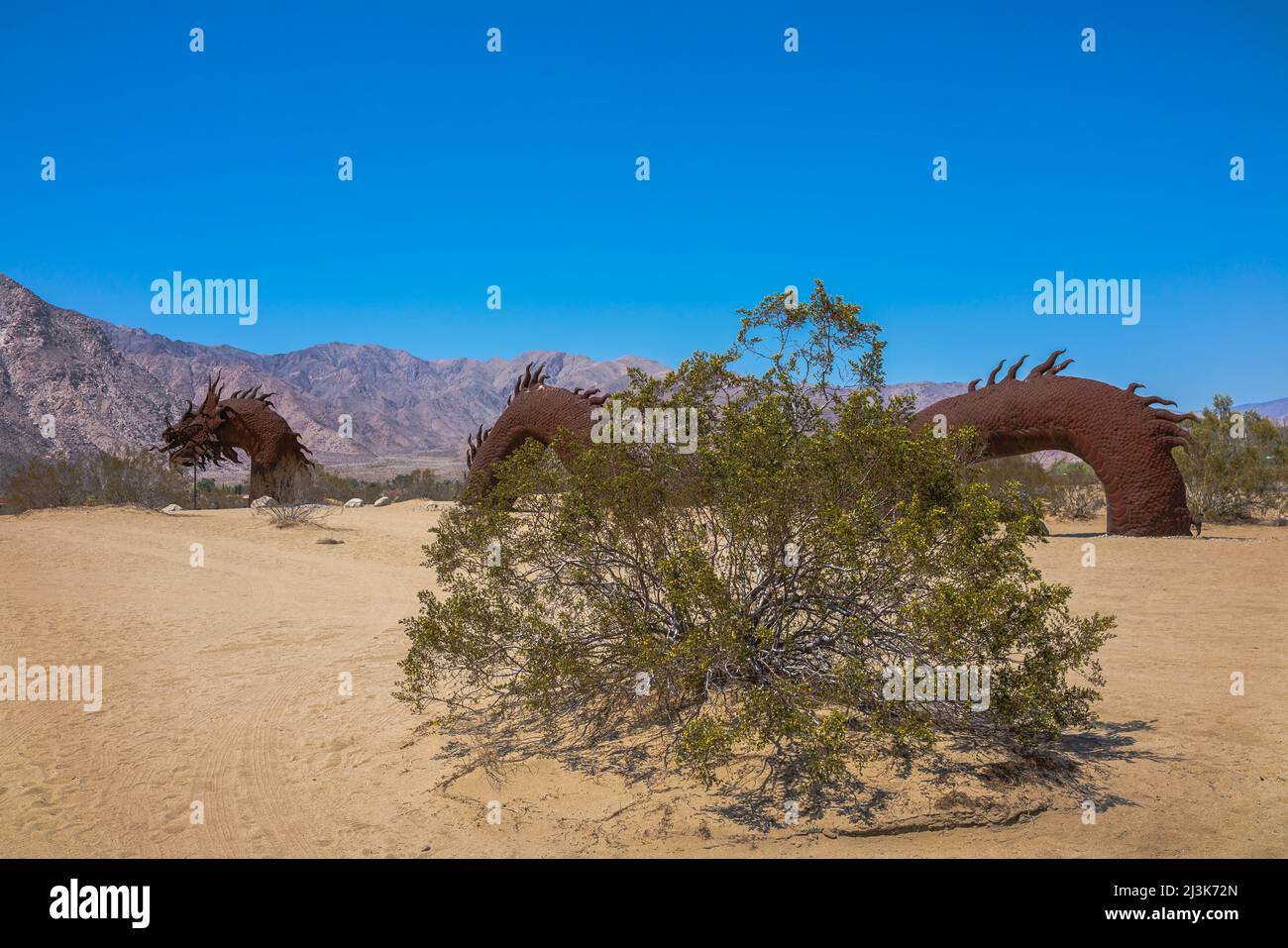Il serpente di Borrego Springs è la scultura più grande della vita di Ricard Breceda nei prati della Galleta nella città di Borrego Springs, California. Foto Stock