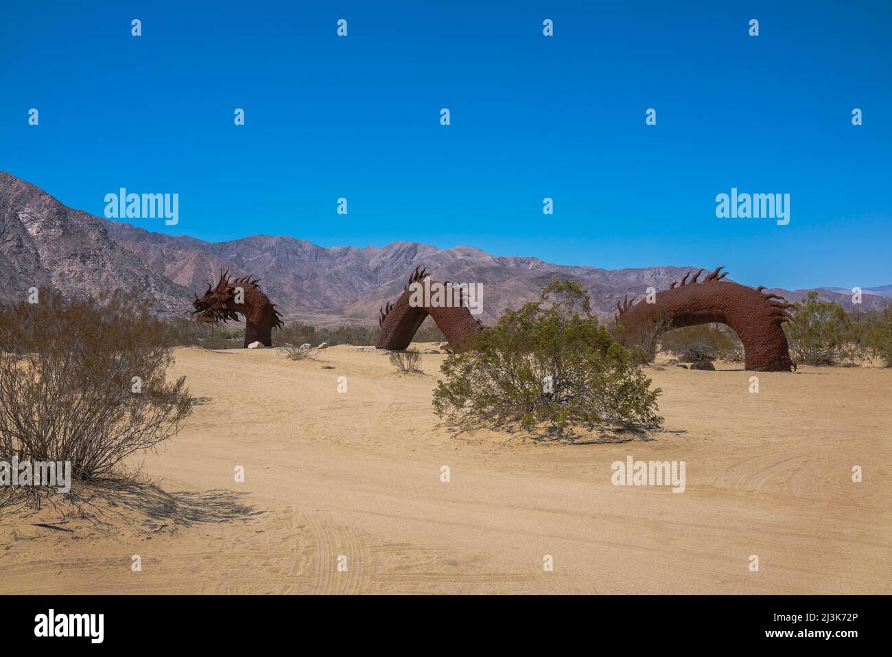 Il serpente di Borrego Springs è la scultura più grande della vita di Ricard Breceda nei prati della Galleta nella città di Borrego Springs, California. Foto Stock