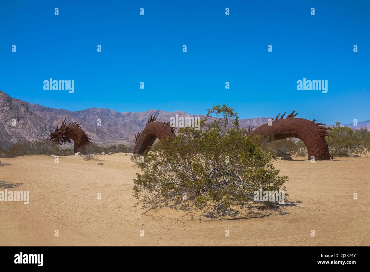 Il serpente di Borrego Springs è la scultura più grande della vita di Ricard Breceda nei prati della Galleta nella città di Borrego Springs, California. Foto Stock