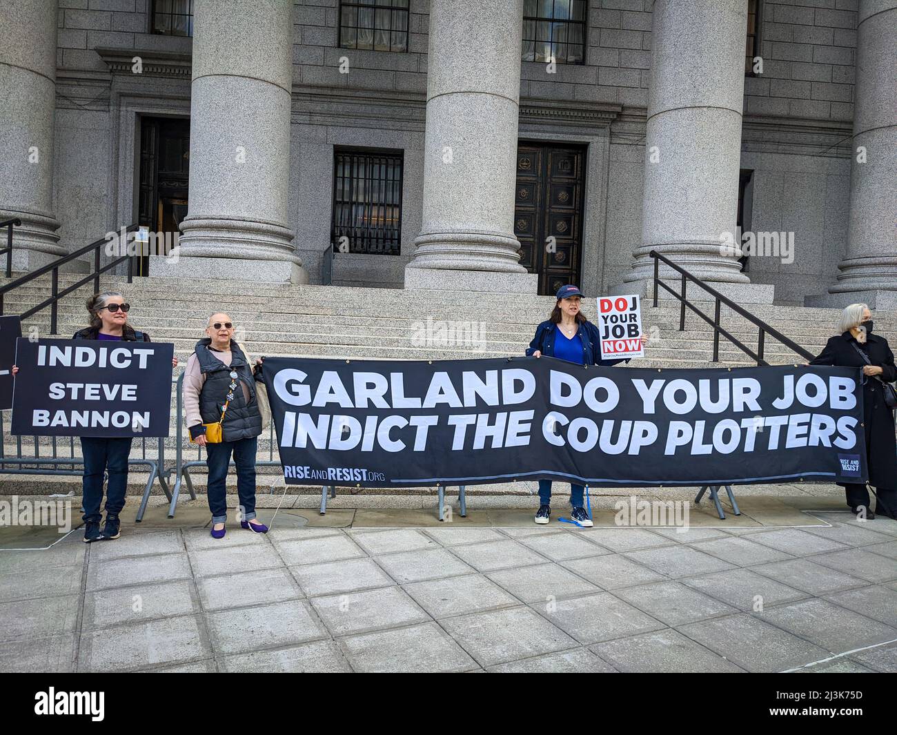 New York, Stati Uniti. 08th Apr 2022. Gli attivisti si sono riuniti a Foley Square, New York City chiedendo al Dipartimento di Giustizia di incriminare tutti i leader dell'attacco del 6th gennaio al Campidoglio, e tutti gli individui che hanno cercato di rovesci illegalmente le elezioni del 2020. (Foto di Ryan Rahman/Pacific Press) Credit: Pacific Press Media Production Corp./Alamy Live News Foto Stock