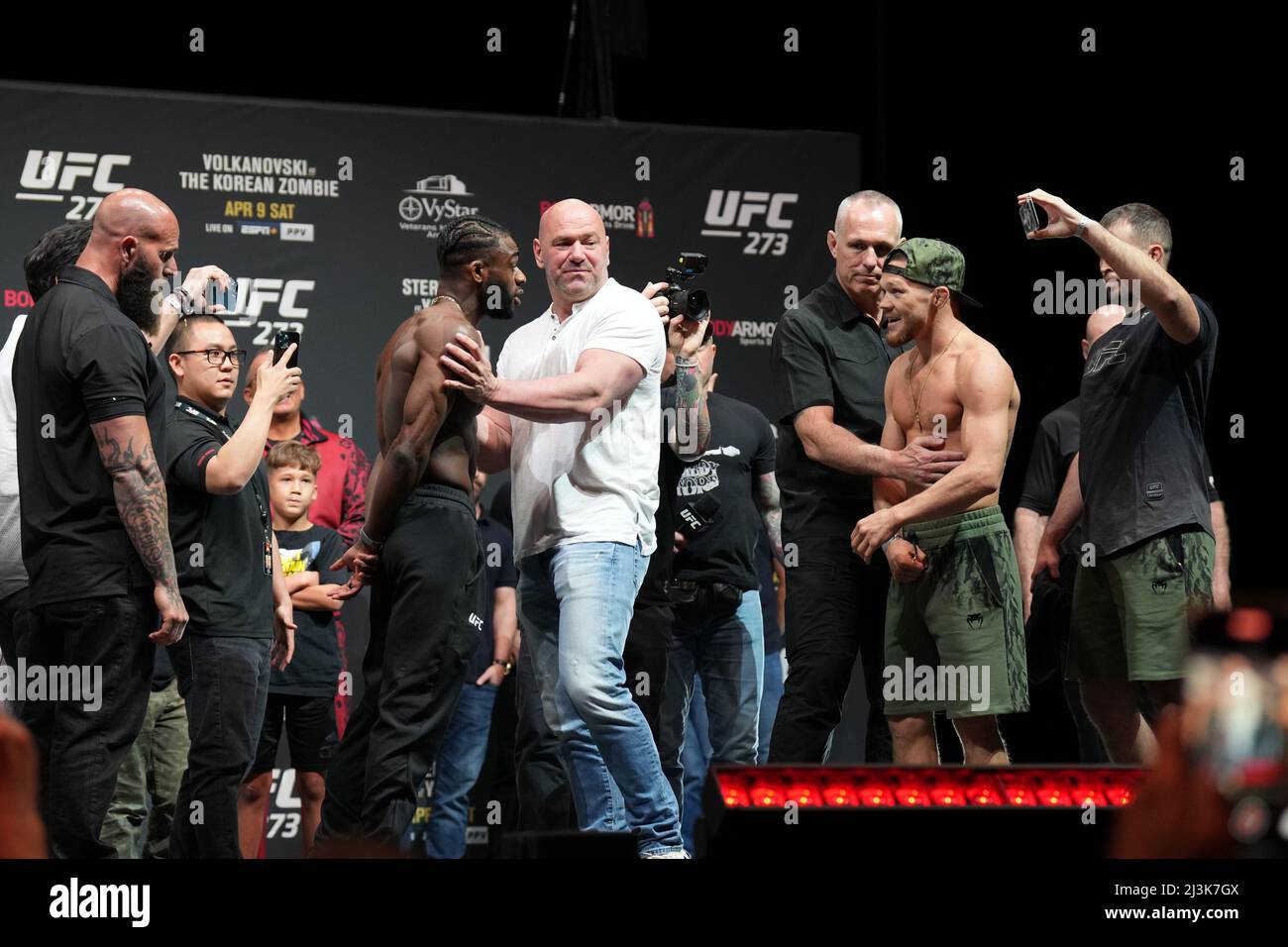 Florida, Stati Uniti. 08th Apr 2022. JACKSONVILLE, FL - 8 aprile: Aljamain Sterling (L) e Petr Yan (R) si affrontano per i fan della Vystar Memorial Arena per UFC 273 - Volkanovski vs The Korean - Ceremonial Weigh-ins il 8 aprile 2022 a Jacksonville, Florida, Stati Uniti. (Foto di Louis Grasse/PxImages) Credit: PX Images/Alamy Live News Foto Stock