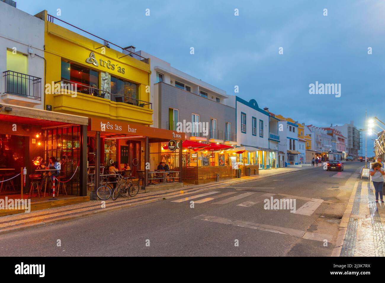 Peniche, Portogallo, 30 giugno 2021: Vista notturna del centro della città portoghese Peniche. Foto Stock