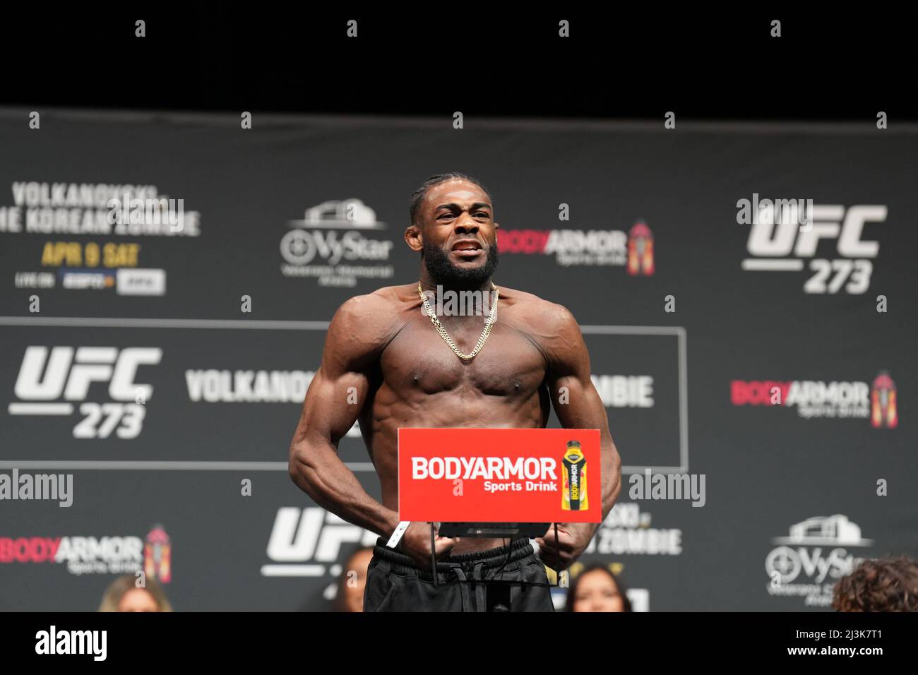 Jacksonville, Florida, JACKSONVILLE, Florida, Stati Uniti. 8th Apr 2022. JACKSONVILLE, FL - 8 aprile: Aljamain Sterling Steps on the scale for the fans at Vystar Memorial Arena for UFC 273 - Volkanovski vs The Korean - Ceremonial Weigh-ins il 8 aprile 2022 a Jacksonville, Florida, Stati Uniti. (Credit Image: © Louis Grasse/PX Imagens via ZUMA Press Wire) Credit: ZUMA Press, Inc./Alamy Live News Foto Stock