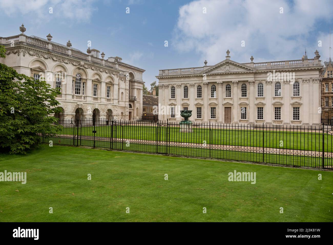 Regno Unito, Inghilterra, Cambridge. La Camera del Senato (a destra), luogo d'incontro dell'organo di governo dell'università. "Le vecchie scuole" sulla sinistra. Foto Stock