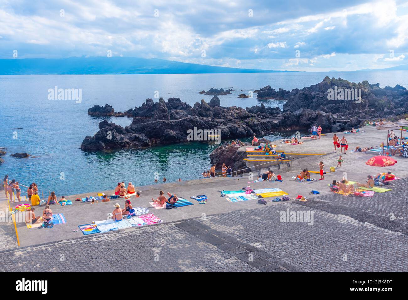 Velas, Portogallo, 25 giugno 2021: Piscina naturale nella città di Velas, isola di Sao Jorge, Azzorre, Portogallo. Foto Stock