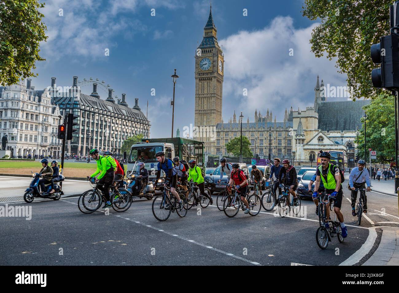 Regno Unito, Inghilterra, Londra. I ciclisti in mattinata Rush Hour, Westminster. Foto Stock