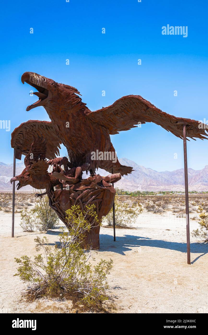 La scultura in metallo "Incredible Wind God Bird" dell'artista Ricardo Breceda nei prati della Galleta a Borrega Springs, California. Foto Stock