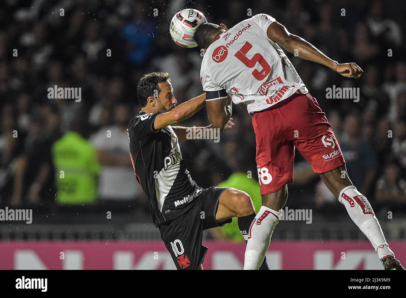 Rio de Janeiro, Brasile. 08th Apr 2022. RJ - Rio de Janeiro - 04/08/2022 - BRASILIANO B 2022, VASCO X VILA NOVA - bene, un giocatore Vasco, contesta un'offerta con Rafael Nonato, un giocatore Vila Nova-GO, durante una partita allo stadio Sao Januario per il campionato brasiliano B 2022. Foto: Thiago Ribeiro/AGIF Credit: AGIF/Alamy Live News Foto Stock