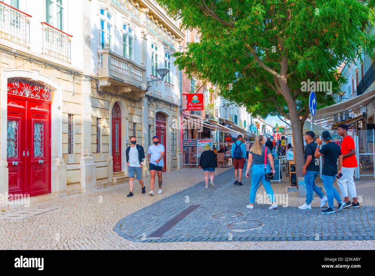 Lagos, Portogallo, 19 giugno 2021: Via commerciale della città vecchia a Lagos città portoghese. Foto Stock
