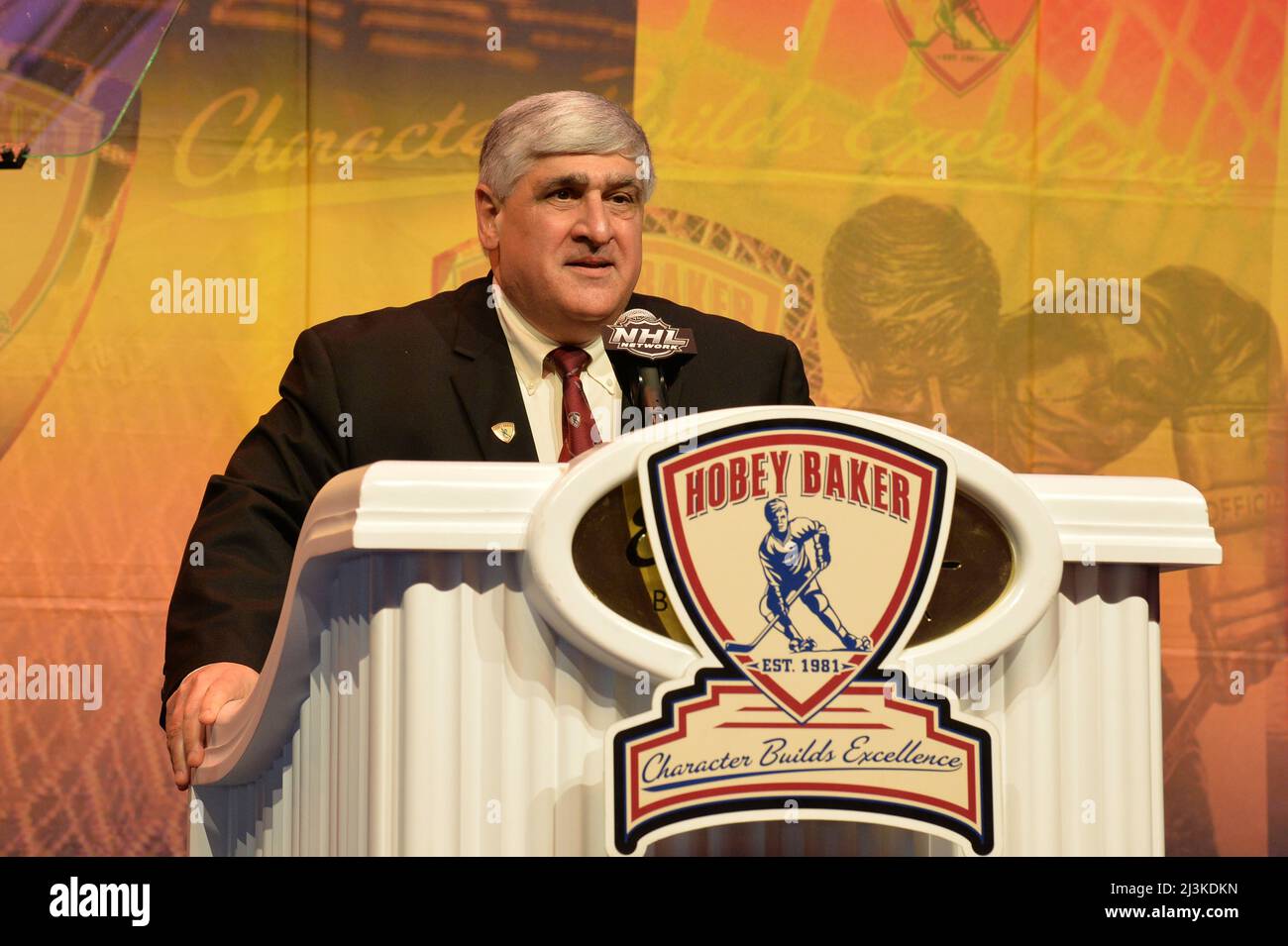 08 aprile 2022: Presidente del Comitato di Hobey Baker Joseph P. Santarell che parla al pubblico durante l'Hobey Baker Award all'Encore Boston Harbor di Boston, ma. Patrick Green/CSM Foto Stock