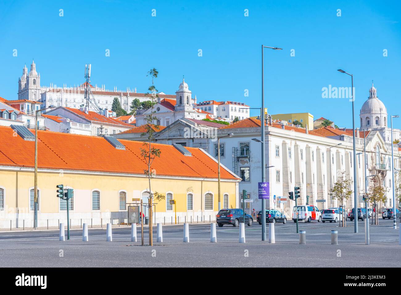Lisbona, Portogallo, 25 ottobre 2021: Paesaggio di Lisbona punteggiato di edifici religiosi. Foto Stock
