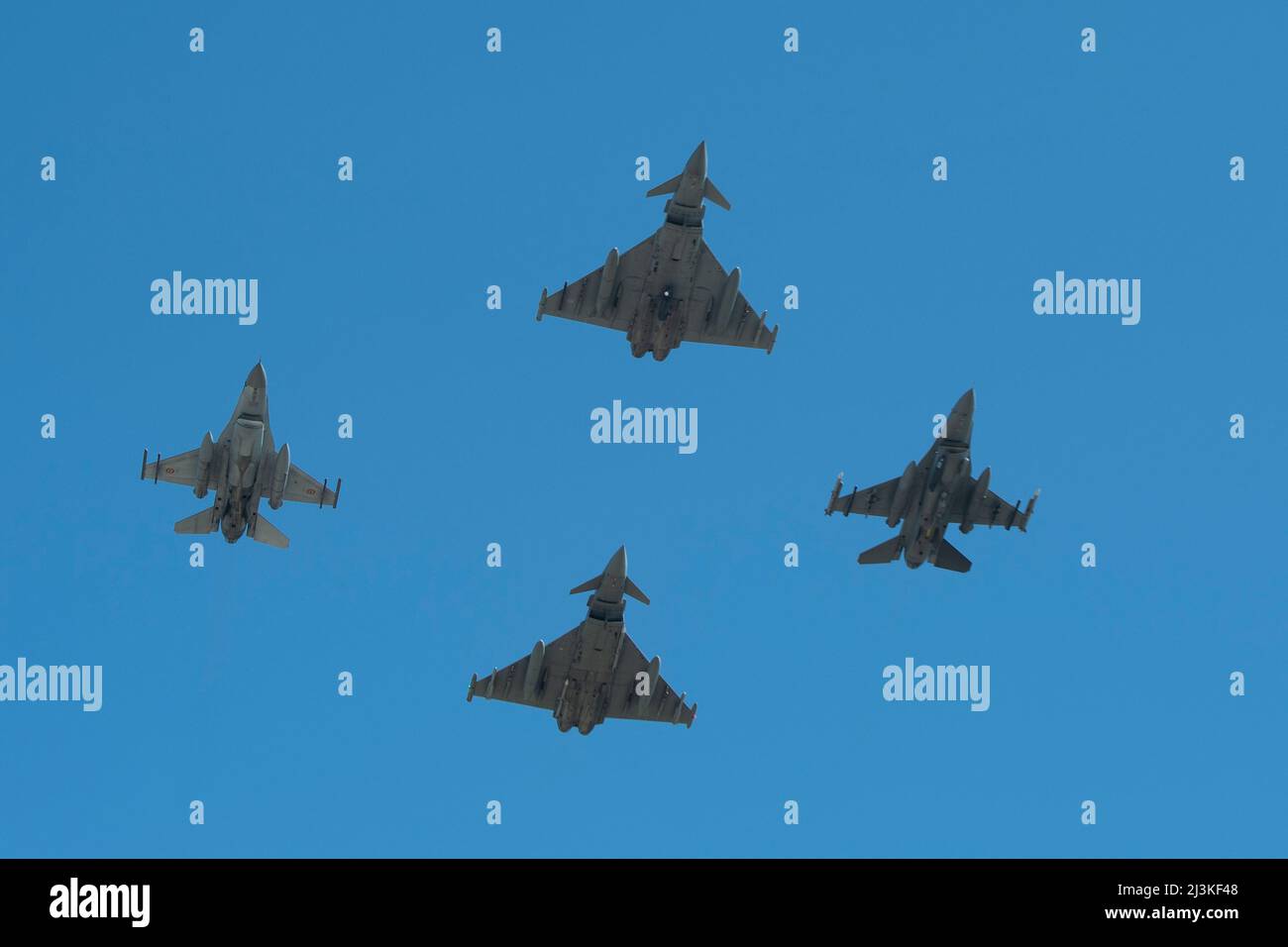 Un'aeronautica statunitense F-16 del 480th Squadrone combattente Expeditionary vola in formazione accanto a un'aeronautica rumena F-16 Fighting Falcon, un Typhoon dell'aeronautica italiana e un Typhoon dell'aeronautica reale sulla cerimonia di certificazione della NATO del RAF il 8 aprile 2022, presso la base aerea Mihail Kogalniceanu (MK), Romania. Le forze aeree alleate si levano in piedi da una parte all'altra per fornire una robusta difesa collettiva e garantire una vigilanza costante nello spazio aereo della NATO. (STATI UNITI Air Force foto di Tech. SGT. Maeson L. Elleman) Foto Stock