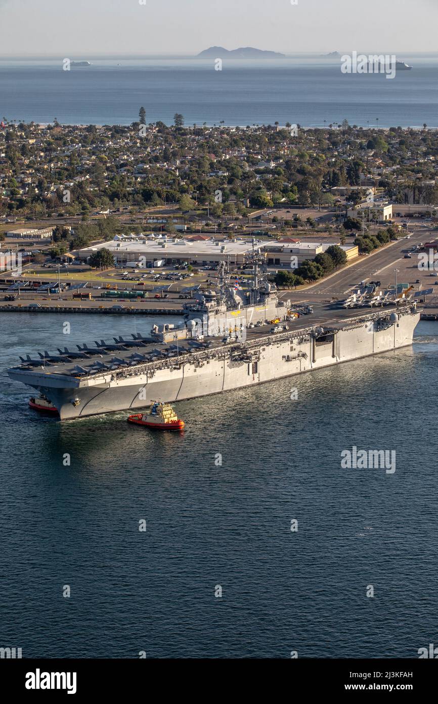 La nave d'assalto anfibio USS Tripoli (LHA 7) parte dalla base aeronavale North Island, California, 7 aprile 2022. Tripoli ha completato le operazioni di deck di volo con 20 F-35B Lightning II jet da Marine Fighter Attack Squadrons 211 e 225, Marine Aircraft Group 13 e 3rd Marine Aircraft Wing, nonché Marine Operational Test and Evaluation Squadron 1, come parte della dimostrazione del concetto Lightning Carrier del corpo dei Marine degli Stati Uniti. La dimostrazione del concetto di portaerei Lightning mostra che Tripoli e altre navi d'assalto anfibie sono in grado di operare come piattaforme d'attacco dedicate ad ala fissa, quando necessario, capab Foto Stock