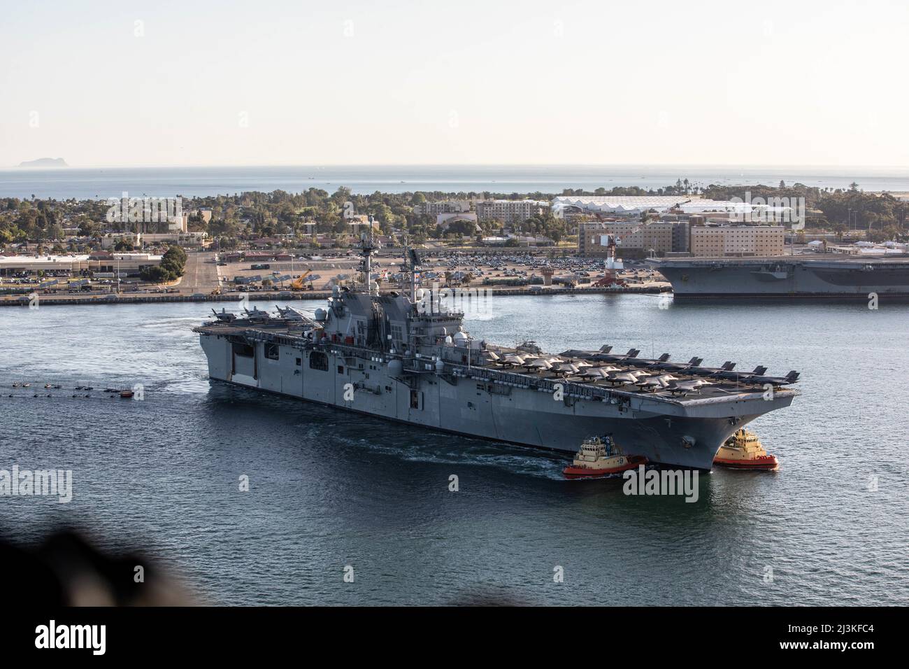 La nave d'assalto anfibio USS Tripoli (LHA 7) parte dalla base aeronavale North Island, California, 7 aprile 2022. Tripoli ha completato le operazioni di deck di volo con 20 F-35B Lightning II jet da Marine Fighter Attack Squadrons 211 e 225, Marine Aircraft Group 13 e 3rd Marine Aircraft Wing, nonché Marine Operational Test and Evaluation Squadron 1, come parte della dimostrazione del concetto Lightning Carrier del corpo dei Marine degli Stati Uniti. La dimostrazione del concetto di portaerei Lightning mostra che Tripoli e altre navi d'assalto anfibie sono in grado di operare come piattaforme d'attacco dedicate ad ala fissa, quando necessario, capab Foto Stock