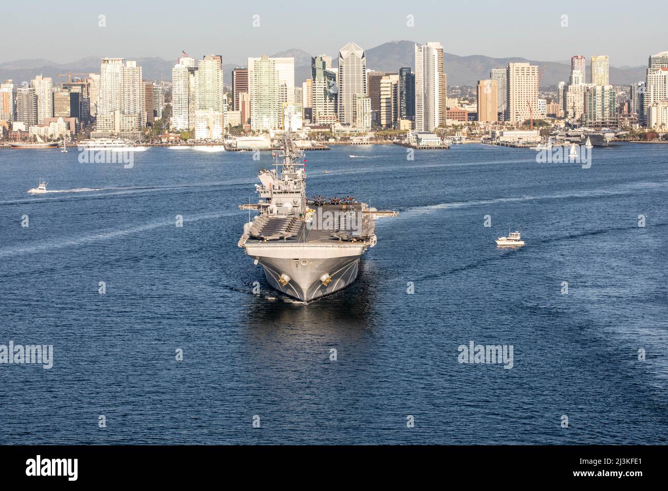 La nave d'assalto anfibio USS Tripoli (LHA 7) parte dalla base aeronavale North Island, California, 7 aprile 2022. Tripoli ha completato le operazioni di deck di volo con 20 F-35B Lightning II jet da Marine Fighter Attack Squadrons 211 e 225, Marine Aircraft Group 13 e 3rd Marine Aircraft Wing, nonché Marine Operational Test and Evaluation Squadron 1, come parte della dimostrazione del concetto Lightning Carrier del corpo dei Marine degli Stati Uniti. La dimostrazione del concetto di portaerei Lightning mostra che Tripoli e altre navi d'assalto anfibie sono in grado di operare come piattaforme d'attacco dedicate ad ala fissa, quando necessario, capab Foto Stock