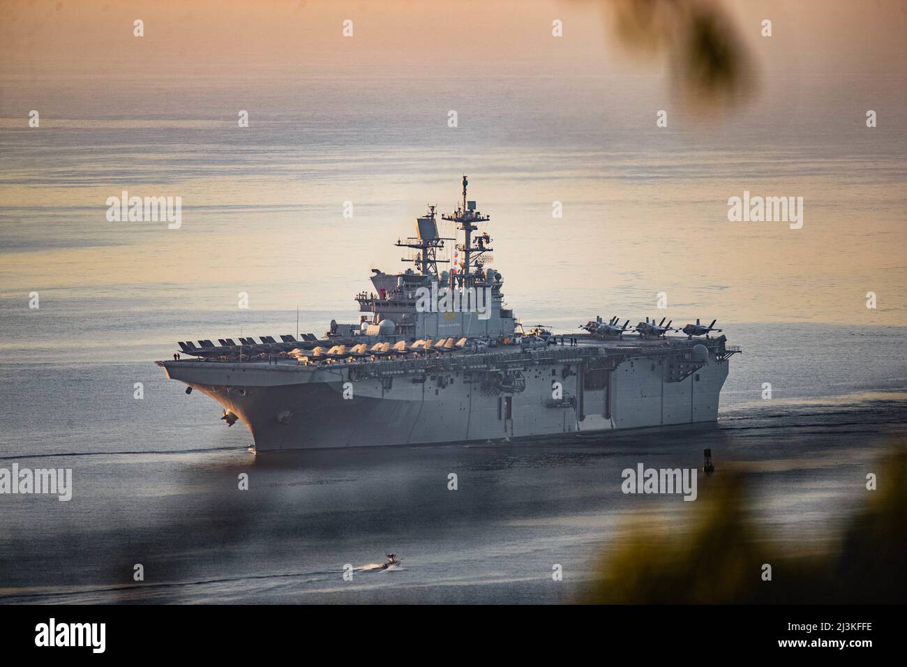 La nave d'assalto anfibio USS Tripoli (LHA 7) arriva alla base aerea navale di North Island, California, 7 aprile 2022. Tripoli ha completato le operazioni di deck di volo con 20 F-35B Lightning II jet da Marine Fighter Attack Squadrons 211 e 225, Marine Aircraft Group 13 e 3rd Marine Aircraft Wing, nonché Marine Operational Test and Evaluation Squadron 1, come parte della dimostrazione del concetto Lightning Carrier del corpo dei Marine degli Stati Uniti. La dimostrazione di Lightning Carrier dimostra che Tripoli e altre navi d'assalto anfibie sono in grado di operare come piattaforme d'attacco dedicate ad ala fissa quando necessario Foto Stock