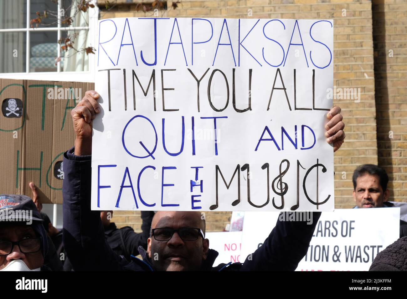 Londra, Regno Unito, 8th aprile 2022. La diaspora dello Sri Lanka ha dimostrato al di fuori dell'alta Commissione a sostegno dei loro concittadini, dopo che la carenza di carburante, cibo, medicina e gas ha scatenato proteste pubbliche di massa nella nazione del Sud-Asia. I manifestanti hanno anche chiesto le dimissioni del presidente Gotabaya Rajapaksa, in quanto una crisi economica attacca lo Sri Lanka con la convinzione che la cattiva gestione finanziaria e la corruzione all'interno del governo hanno peggiorato la situazione. Credit: Undicesima ora Fotografia/Alamy Live News Foto Stock