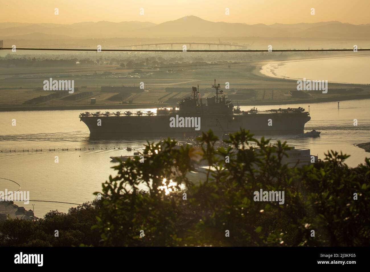 La USS Tripoli (LHA-7), una nave d'assalto anfibio di classe americana, ritorna al porto di Naval Air Station North Island, California, 7 aprile 2022. Il Tripoli ha sostenuto il funzionamento di 20 F-35B Lightning II jet da Marine Fighter Attack Squadrons 211 e 225, Marine Aircraft Group 13, Marine Aircraft Wing 3rd, nonché Marine Operational Test and Evaluation Squadron come parte della dimostrazione del concetto Lightning Carrier del corpo dei Marine degli Stati Uniti. La dimostrazione del concetto di portaerei mostra che Tripoli e altre navi d'assalto anfibie sono in grado di operare come piattaforme dedicate ad ala fissa Foto Stock