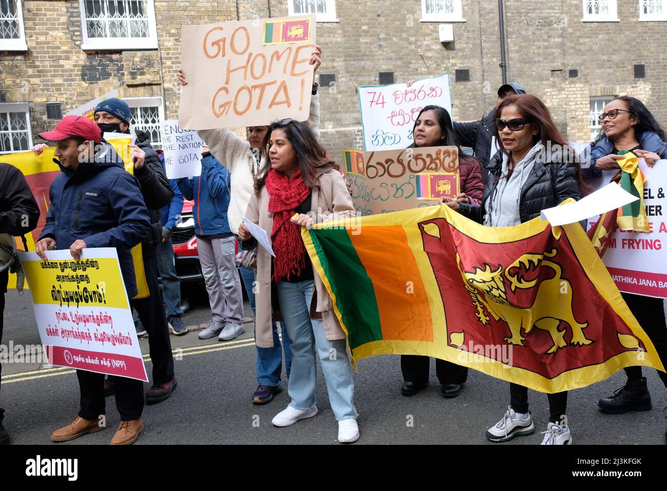 Londra, Regno Unito, 8th aprile 2022. La diaspora dello Sri Lanka ha dimostrato al di fuori dell'alta Commissione a sostegno dei loro concittadini, dopo che la carenza di carburante, cibo, medicina e gas ha scatenato proteste pubbliche di massa nella nazione del Sud-Asia. I manifestanti hanno anche chiesto le dimissioni del presidente Gotabaya Rajapaksa, in quanto una crisi economica attacca lo Sri Lanka con la convinzione che la cattiva gestione finanziaria e la corruzione all'interno del governo hanno peggiorato la situazione. Credit: Undicesima ora Fotografia/Alamy Live News Foto Stock