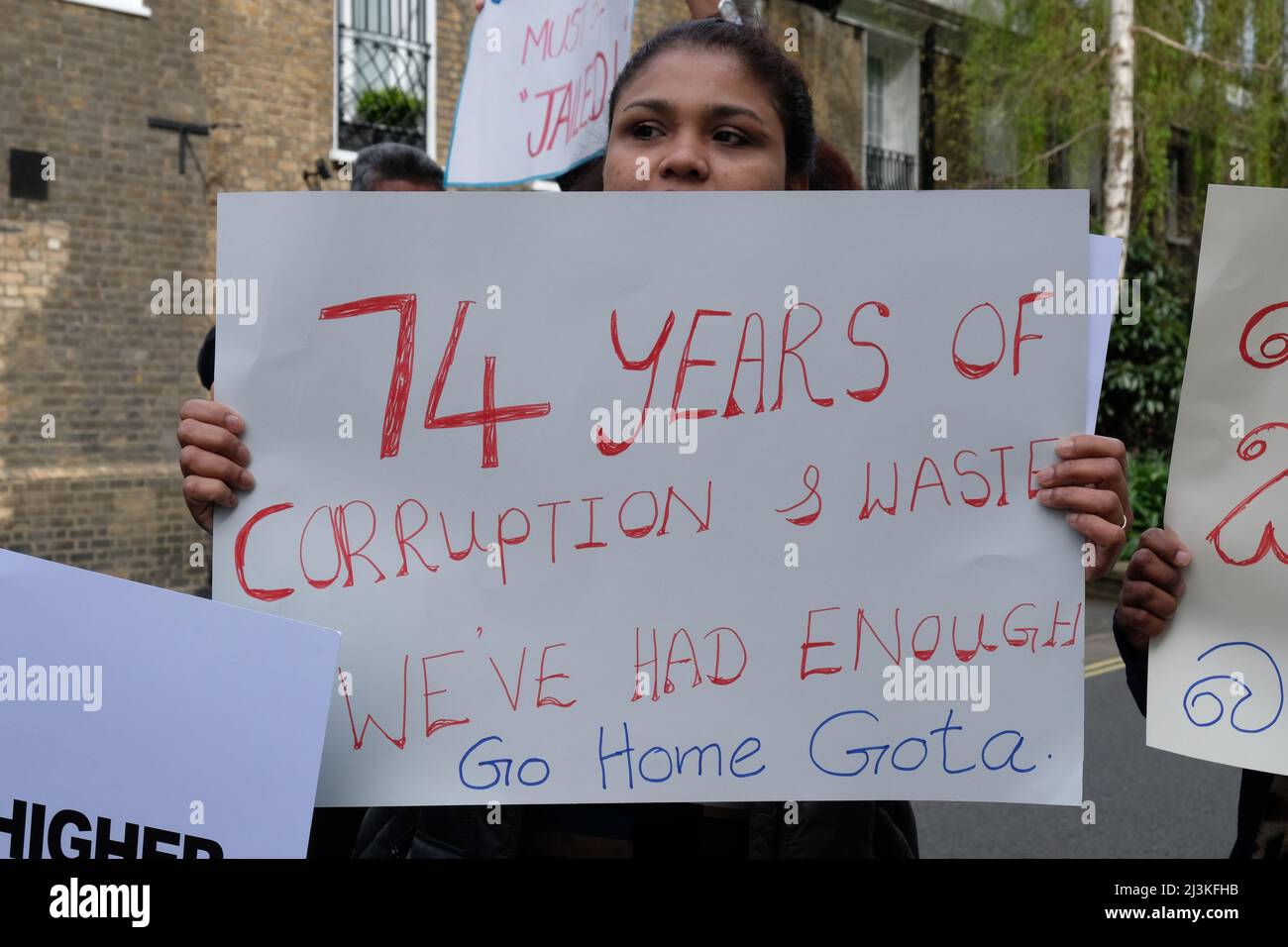 Londra, Regno Unito, 8th aprile 2022. La diaspora dello Sri Lanka ha dimostrato al di fuori dell'alta Commissione a sostegno dei loro concittadini, dopo che la carenza di carburante, cibo, medicina e gas ha scatenato proteste pubbliche di massa nella nazione del Sud-Asia. I manifestanti hanno anche chiesto le dimissioni del presidente Gotabaya Rajapaksa, in quanto una crisi economica attacca lo Sri Lanka con la convinzione che la cattiva gestione finanziaria e la corruzione all'interno del governo hanno peggiorato la situazione. Credit: Undicesima ora Fotografia/Alamy Live News Foto Stock