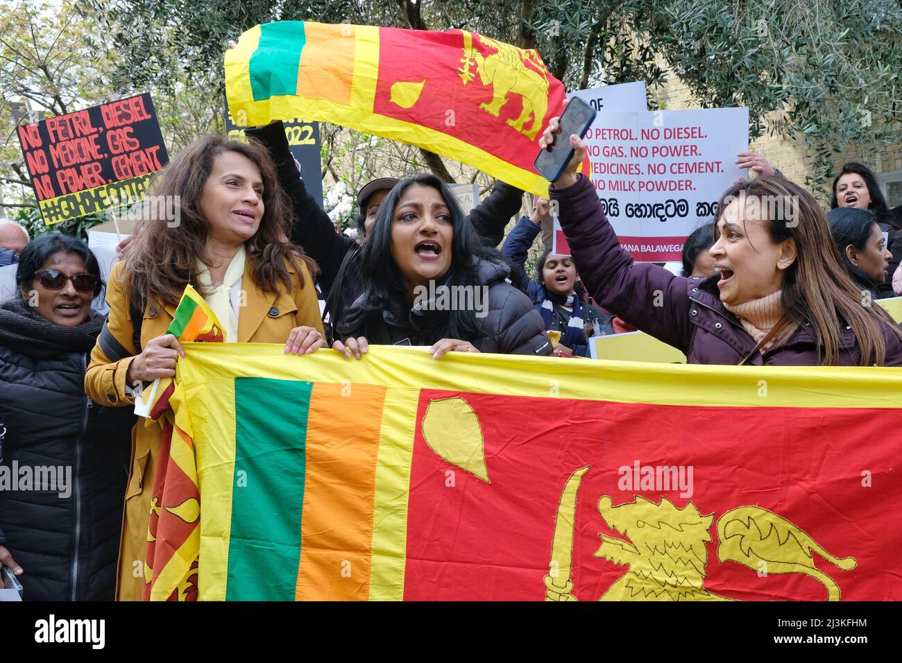 Londra, Regno Unito, 8th aprile 2022. La diaspora dello Sri Lanka ha dimostrato al di fuori dell'alta Commissione a sostegno dei loro concittadini, dopo che la carenza di carburante, cibo, medicina e gas ha scatenato proteste pubbliche di massa nella nazione del Sud-Asia. I manifestanti hanno anche chiesto le dimissioni del presidente Gotabaya Rajapaksa, in quanto una crisi economica attacca lo Sri Lanka con la convinzione che la cattiva gestione finanziaria e la corruzione all'interno del governo hanno peggiorato la situazione. Credit: Undicesima ora Fotografia/Alamy Live News Foto Stock