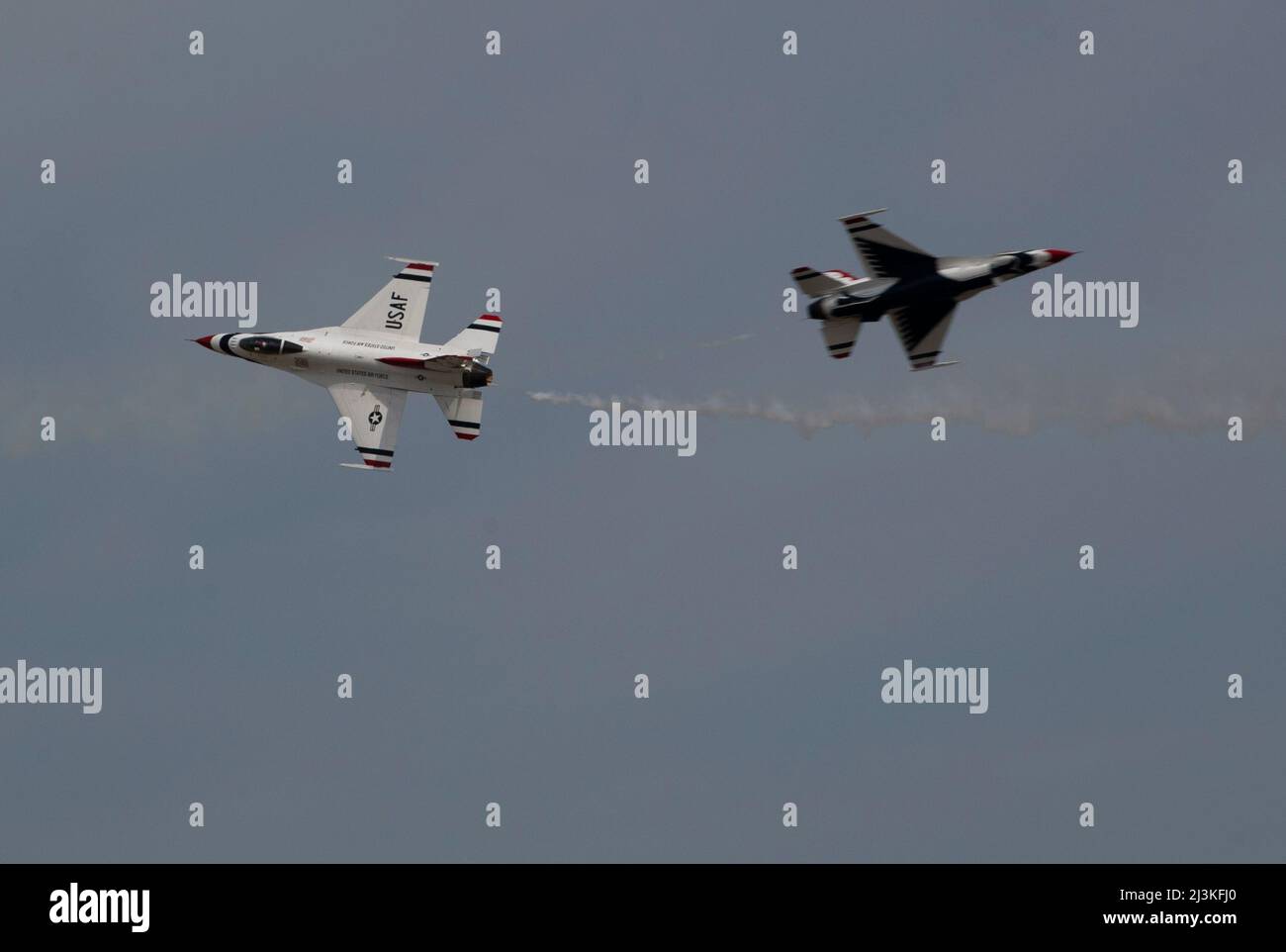 I Thunderbirds dell'aeronautica degli Stati Uniti eseguono una dimostrazione aerea durante la Shaw Air and Space Expo alla base dell'aeronautica di Shaw, Carolina del Sud, 3 aprile 2022. L'esposizione ha visto la partecipazione di 12 atti aerei e 10 velivoli statici, oltre ad altre attrazioni ed esposizioni, che hanno attirato più di 55.000 partecipanti. (STATI UNITI Air Force foto di Tech. SGT. Ryan Conroy) Foto Stock