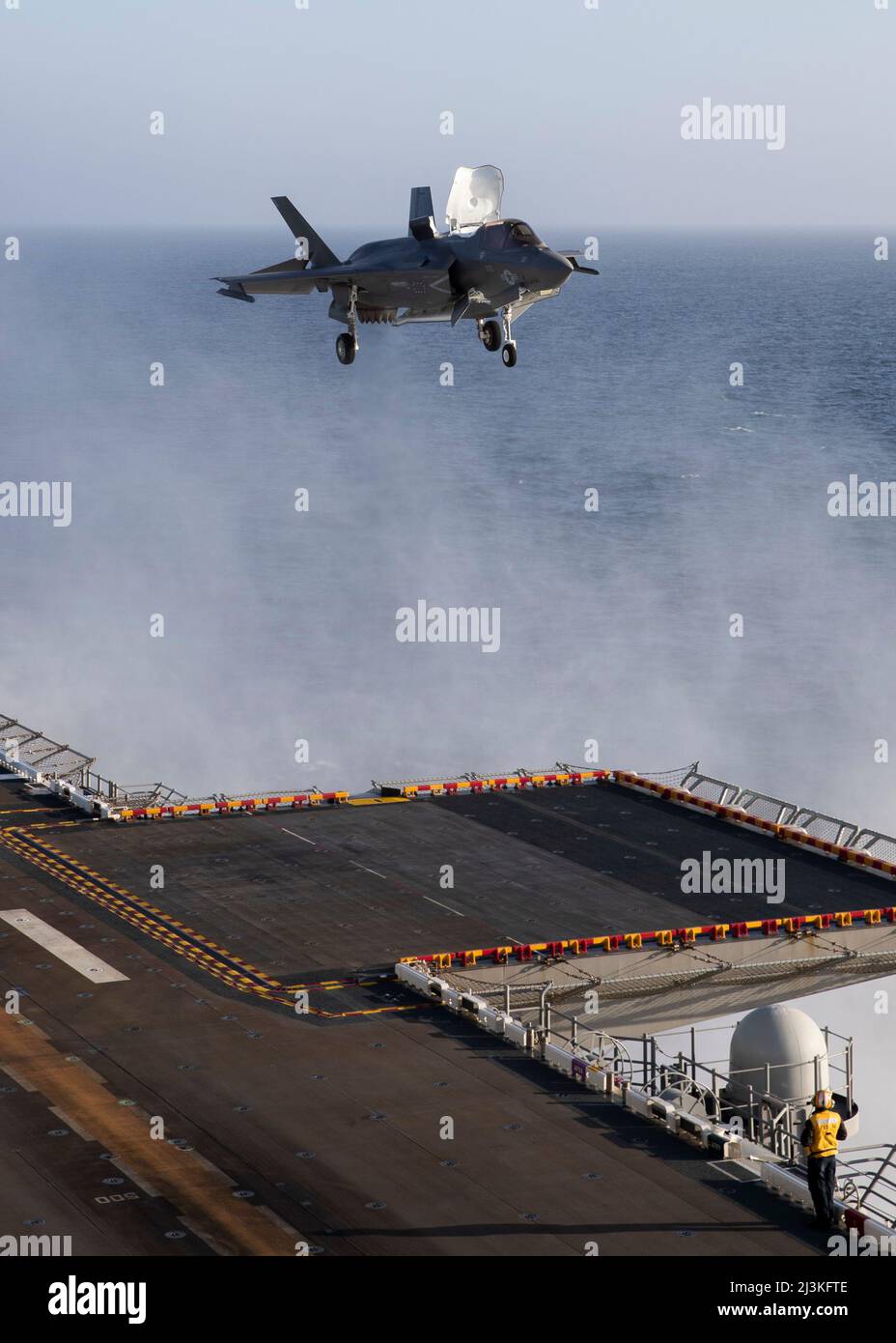 220404-N-TT639-4154 OCEANO PACIFICO (4 aprile 2022) – un aereo F-35B Lightning II attaccato a Marine Fighter Attack Squadron (VMFA) 211 atterra sul ponte di volo a bordo di una nave d'assalto anfibio USS Tripoli (LHA 7), aprile 4. VMFA-211 è imbarcato a Tripoli come parte della dimostrazione di concetto Lightning carrier del corpo Marino degli Stati Uniti. La dimostrazione del concetto di portaerei Lightning mostra che Tripoli e altre navi d'assalto anfibie sono in grado di operare come piattaforme d'attacco dedicate ad ala fissa, quando necessario, in grado di portare la quinta generazione di aerei STOVL (Short Takeoff/Vertical Landing) ovunque Foto Stock