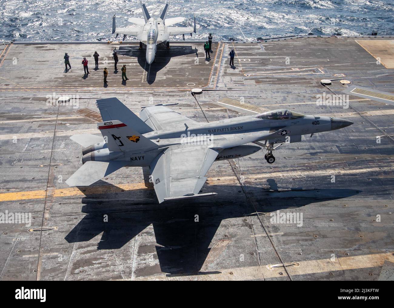 Un Super Hornet F/A-18E, attaccato ai 'Golden Warriors' di Strike Fighter Squadron (VFA) 87, atterra sul ponte di volo USS Gerald R. Ford (CVN 78), 25 marzo 2022. Ford è in corso nell'Oceano Atlantico che conduce la certificazione del ponte di volo e la qualificazione del vettore ala dell'aria come parte della fase di base su misura delle navi prima dello spiegamento operativo. (STATI UNITI Foto Navy di Mass Communication Specialist 2nd Classe Nolan Pennington) Foto Stock