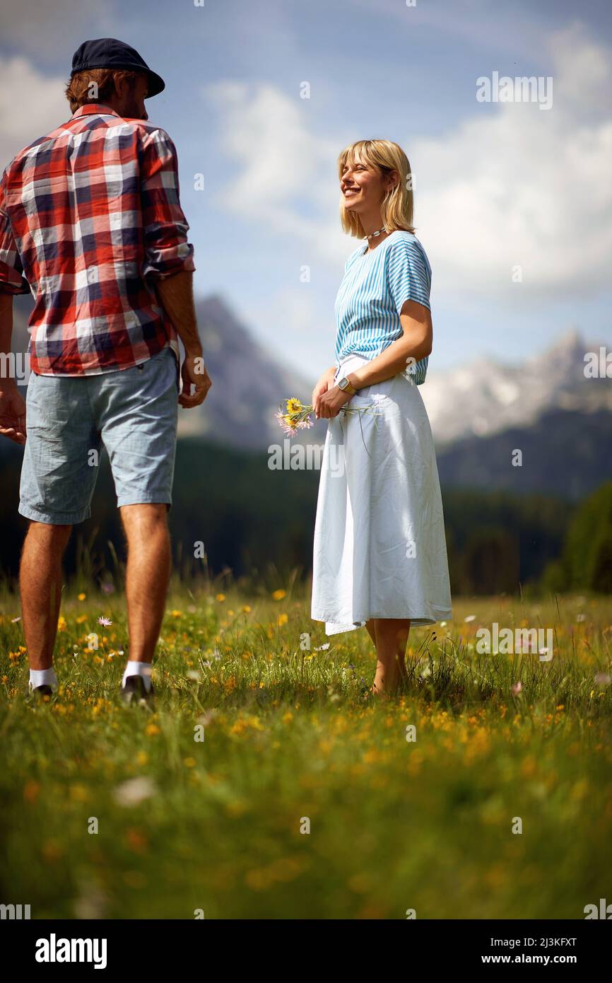 Felice giovane coppia innamorata in montagna durante le vacanze estive. Foto Stock