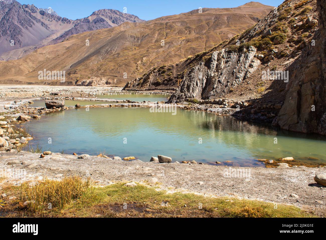 Sorgenti termali naturali nei pressi di Cajon del Maipo, Cile. Piscine di acqua termale calda. Foto Stock